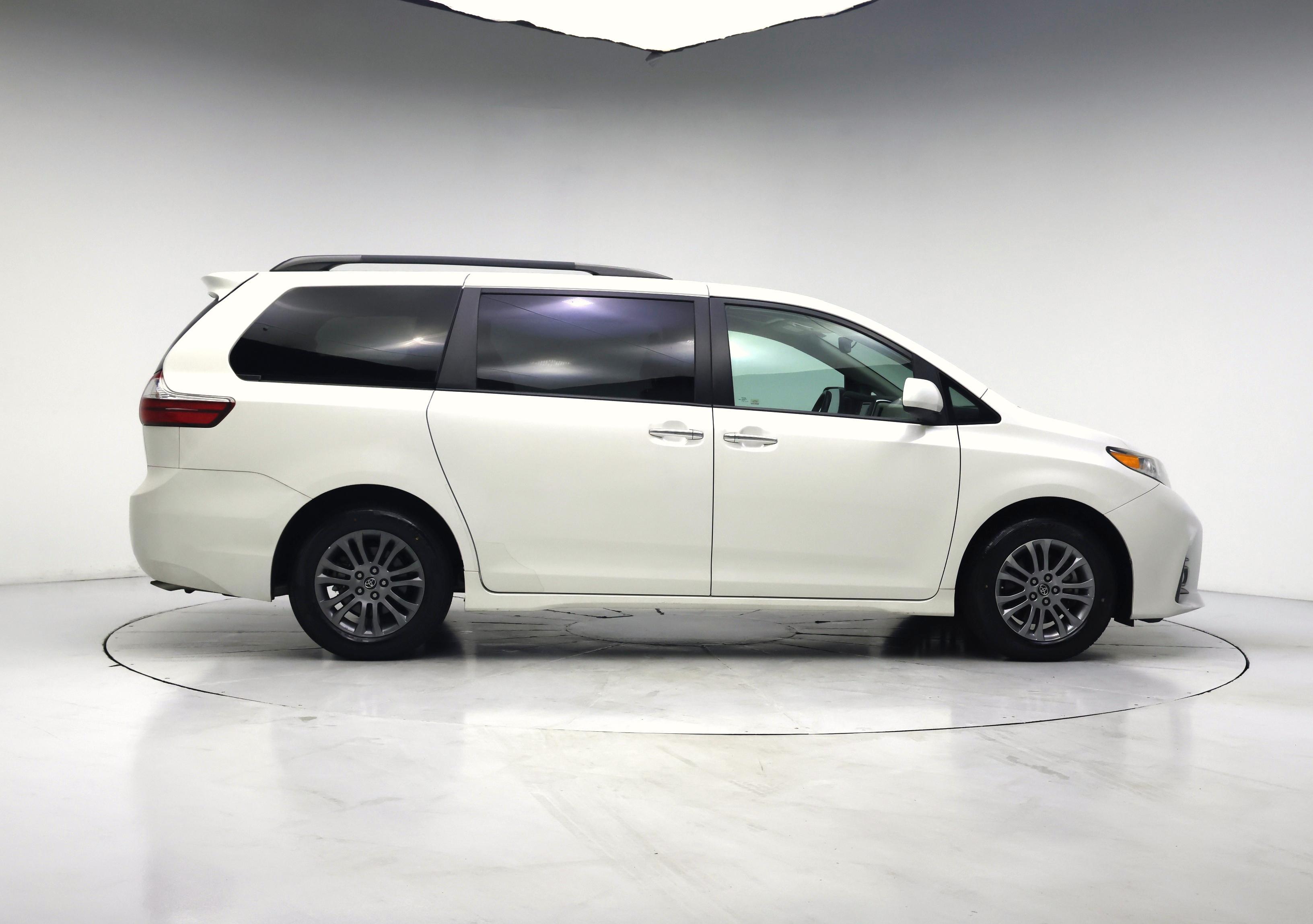 Thumbnail: 2019 Toyota Sienna - 7