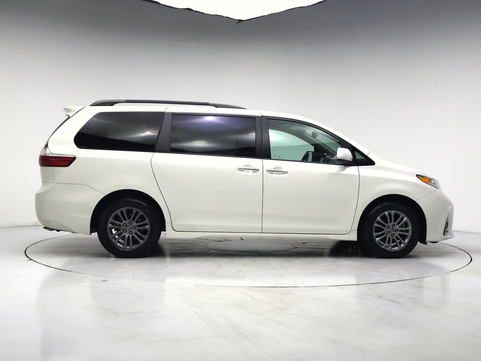 2019 Toyota Sienna XLE - Photo 8