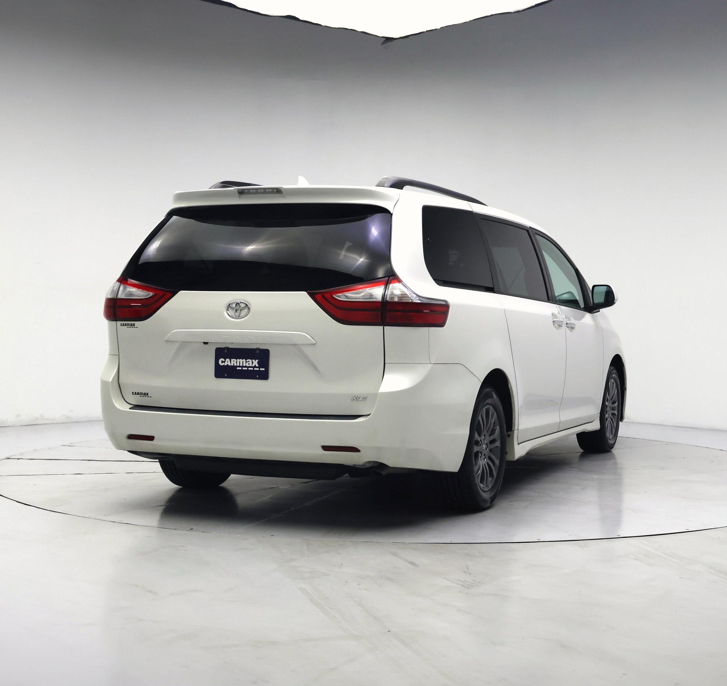 Thumbnail: 2019 Toyota Sienna - 8