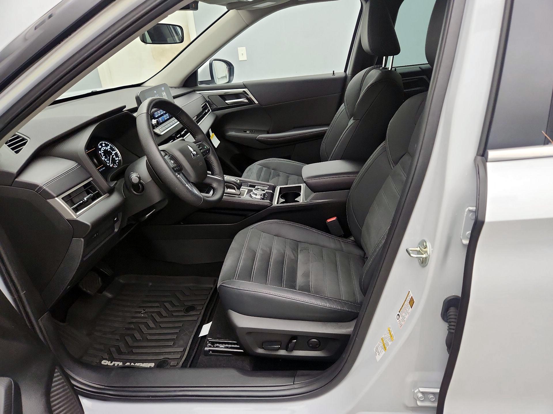 Thumbnail: 2023 Mitsubishi Outlander - 11