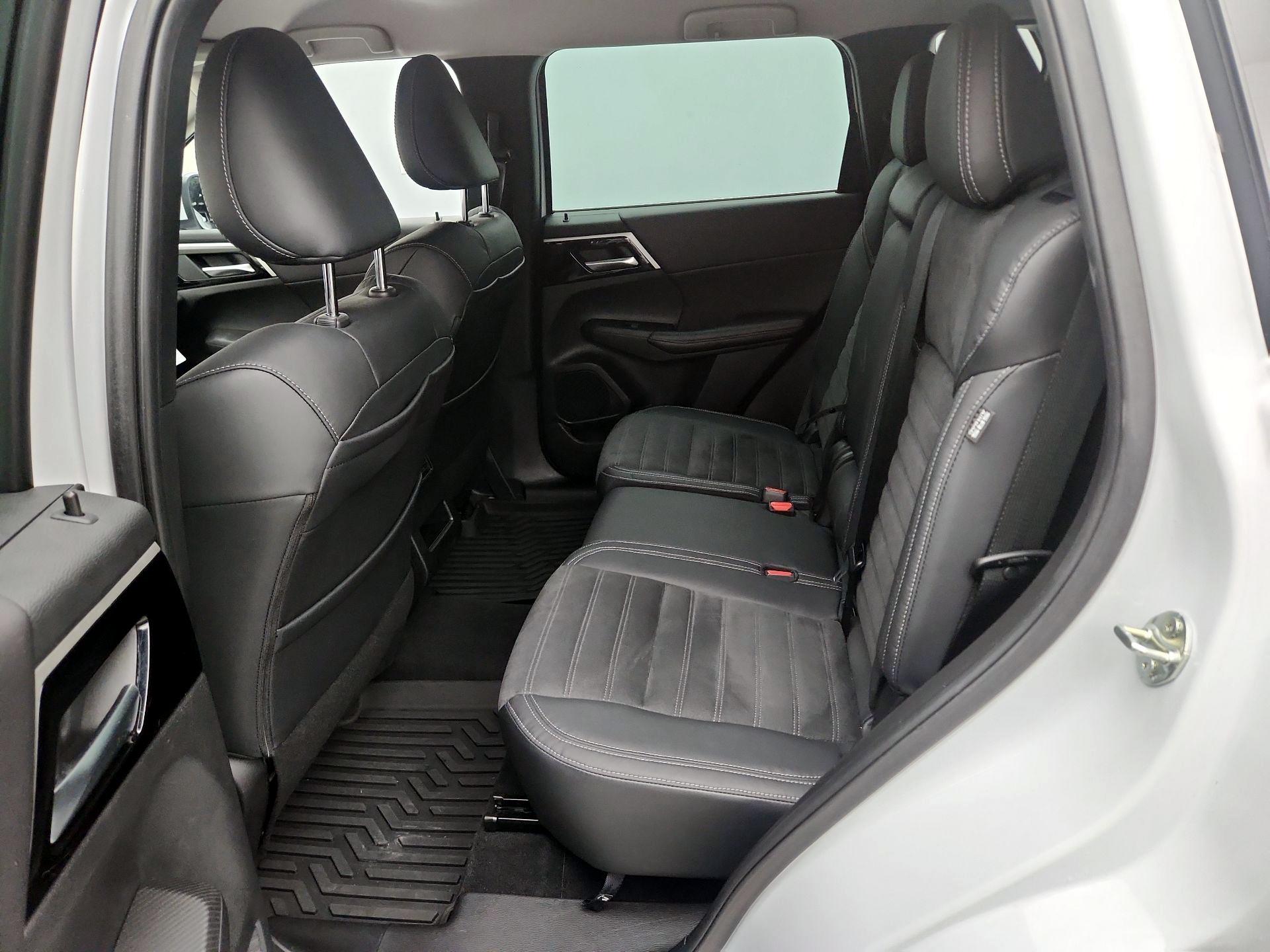 Thumbnail: 2023 Mitsubishi Outlander - 19