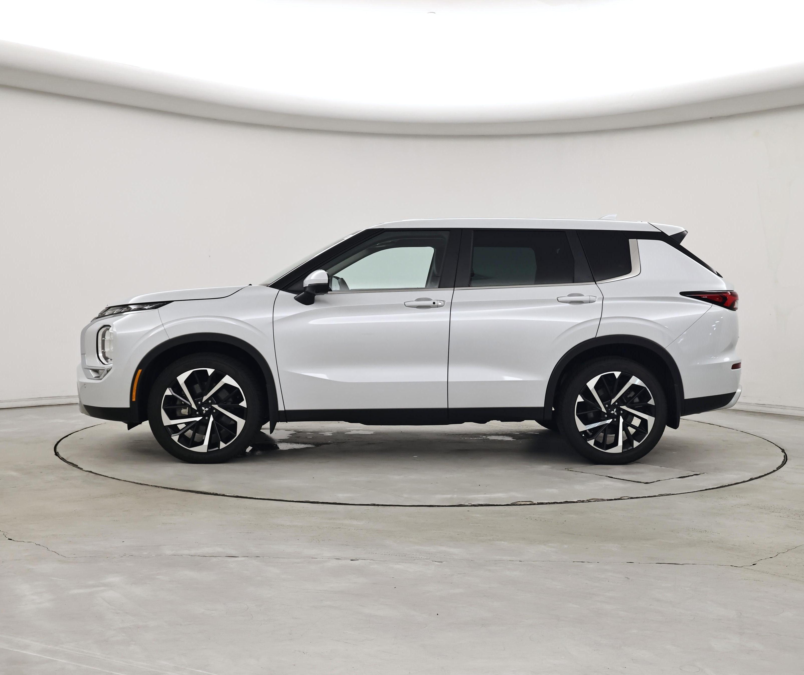 Thumbnail: 2023 Mitsubishi Outlander - 3