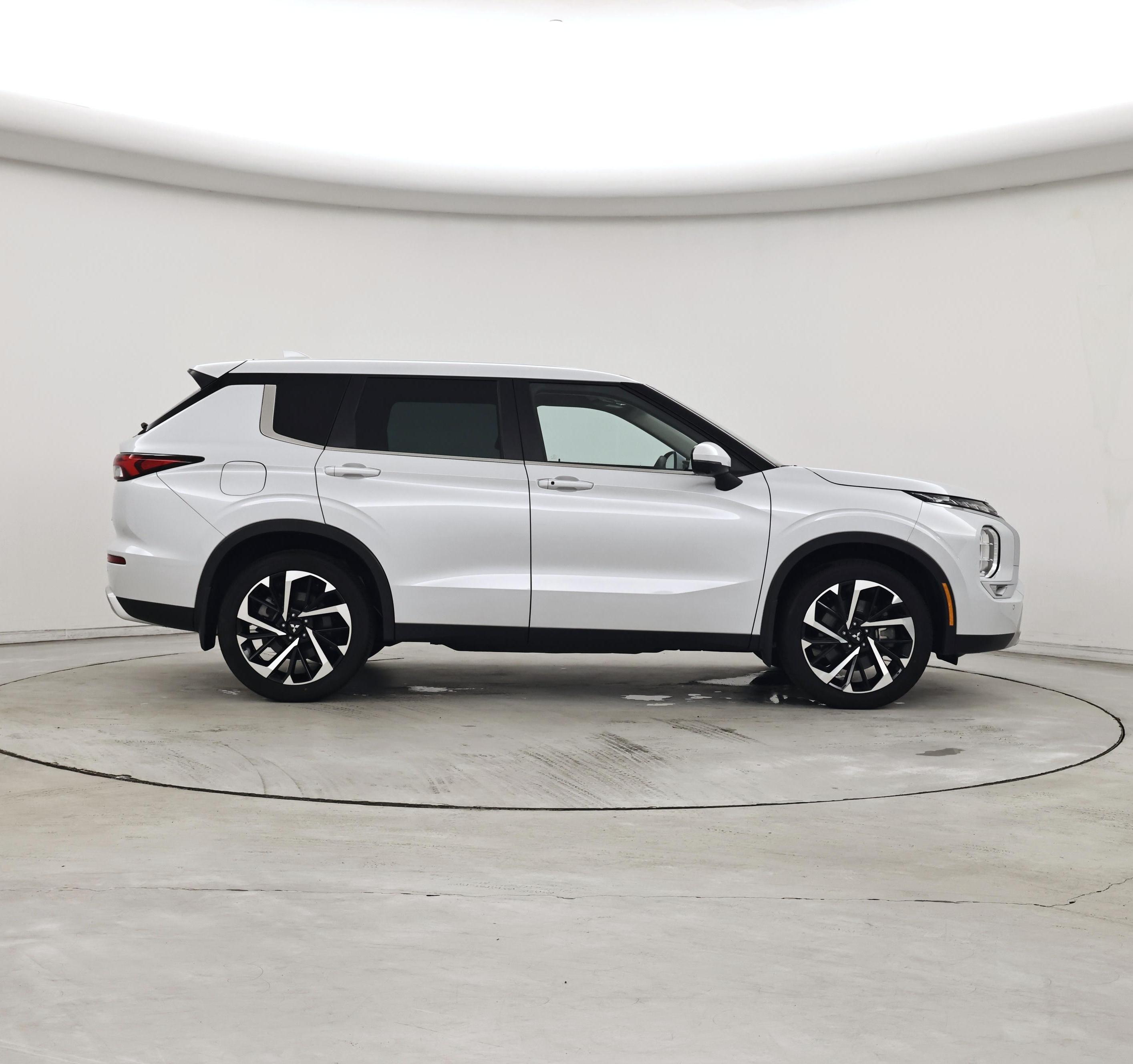 Thumbnail: 2023 Mitsubishi Outlander - 7