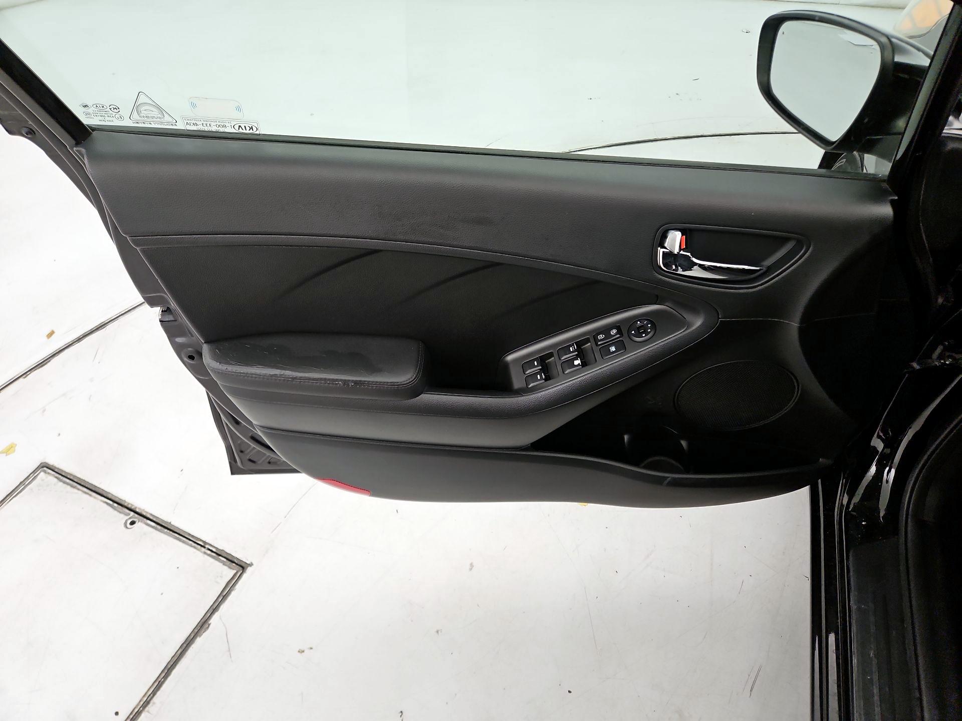 Thumbnail: 2016 Kia Forte - 12