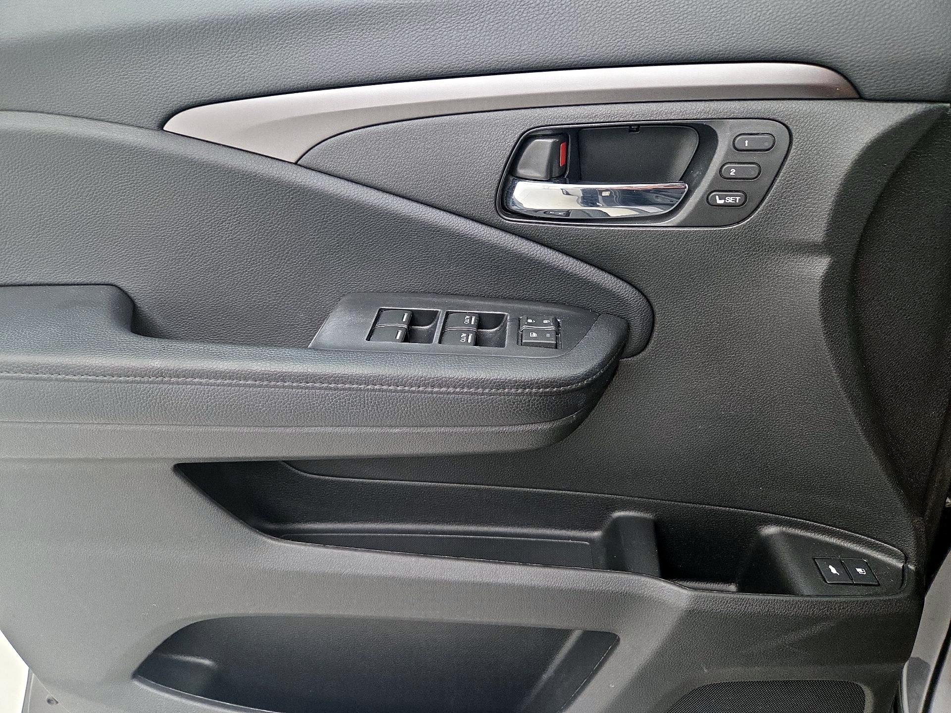 Thumbnail: 2019 Honda Pilot - 12