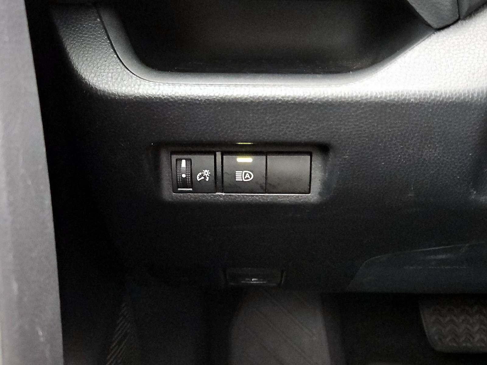 2020 Toyota RAV4 LE - Photo 14