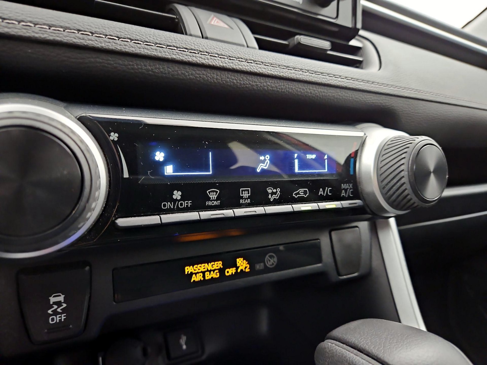 2020 Toyota RAV4 LE - Photo 17