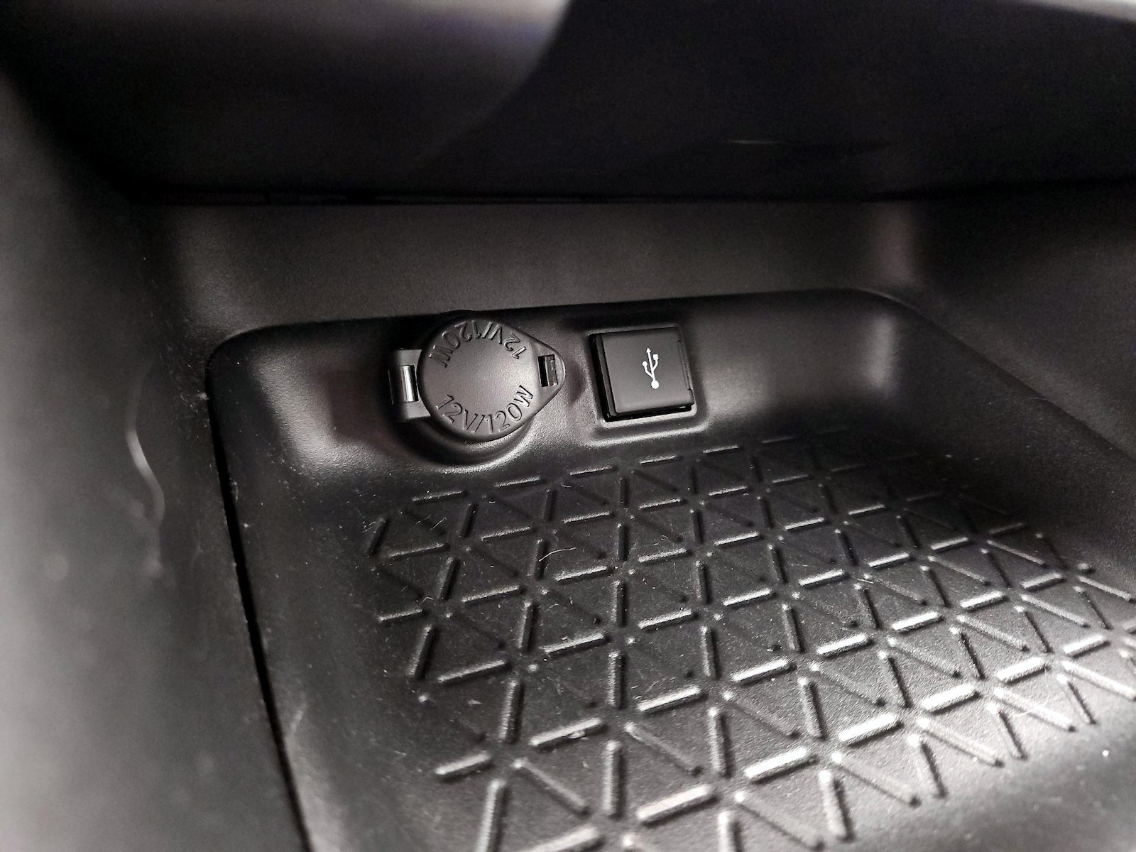 2020 Toyota RAV4 LE - Photo 19