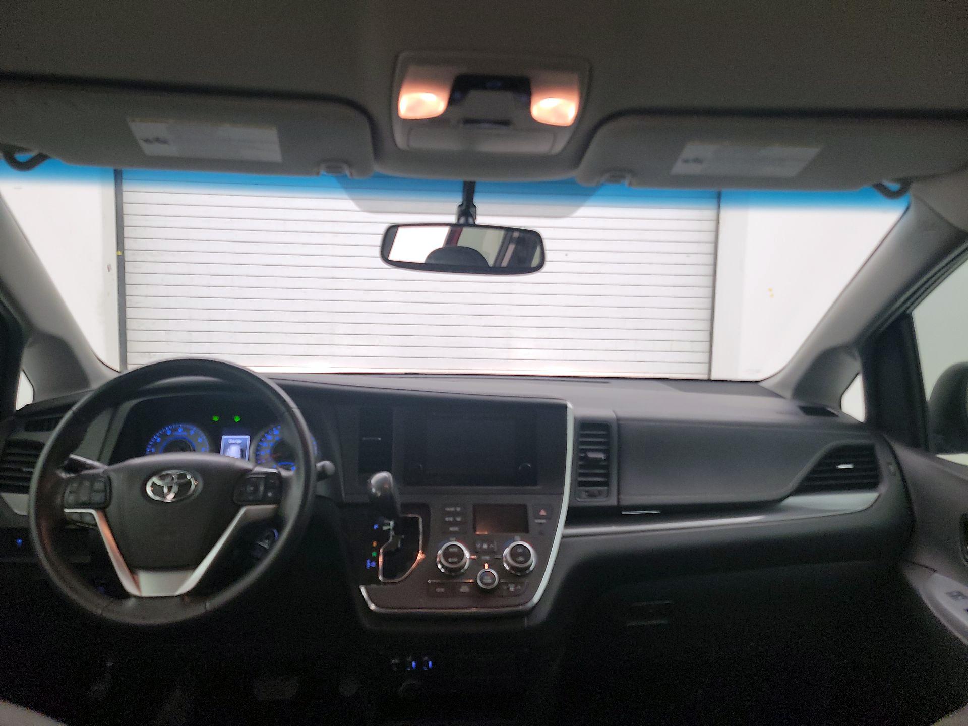 Thumbnail: 2017 Toyota Sienna - 9