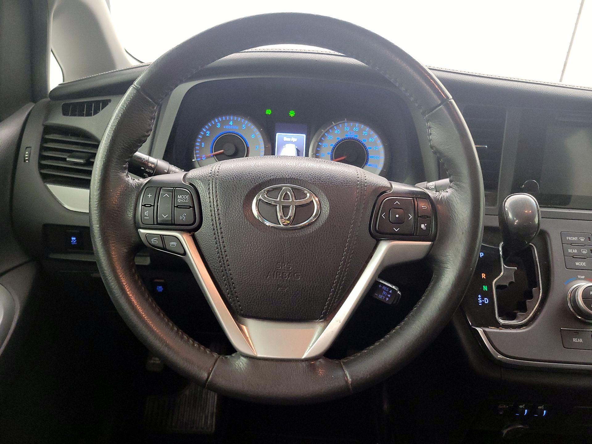 Thumbnail: 2017 Toyota Sienna - 10