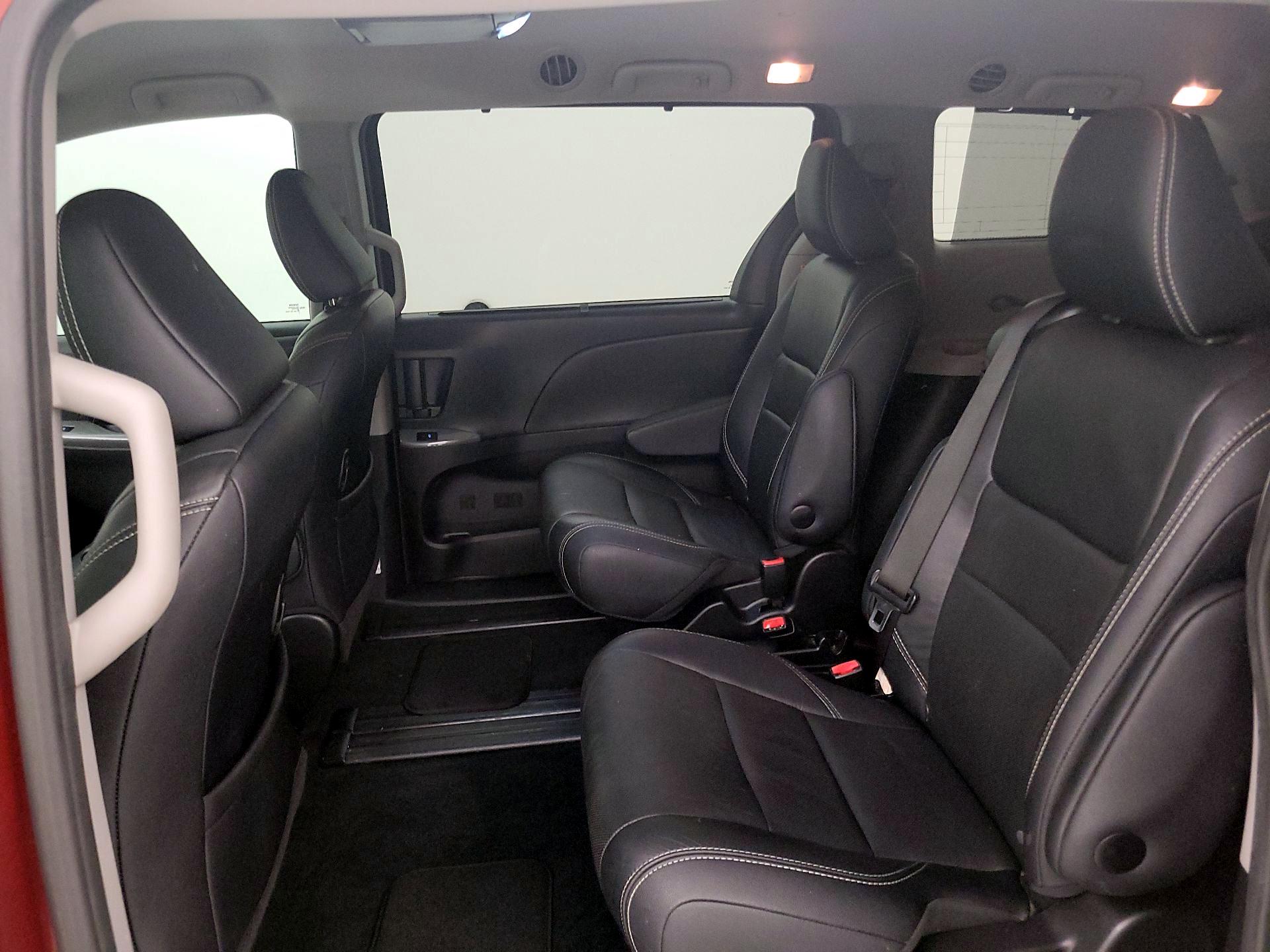 Thumbnail: 2017 Toyota Sienna - 19