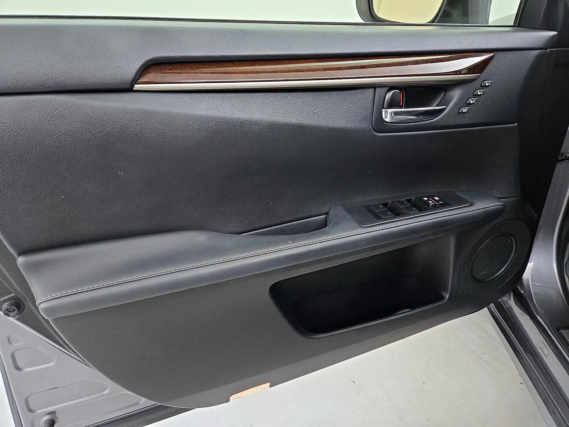 Thumbnail: 2015 Lexus ES - 12