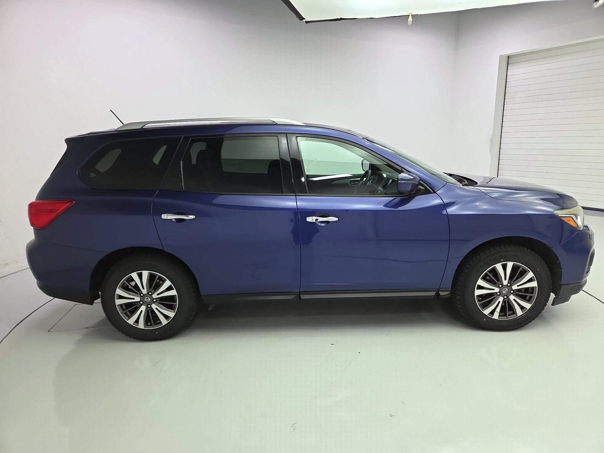 Thumbnail: 2017 Nissan Pathfinder - 4