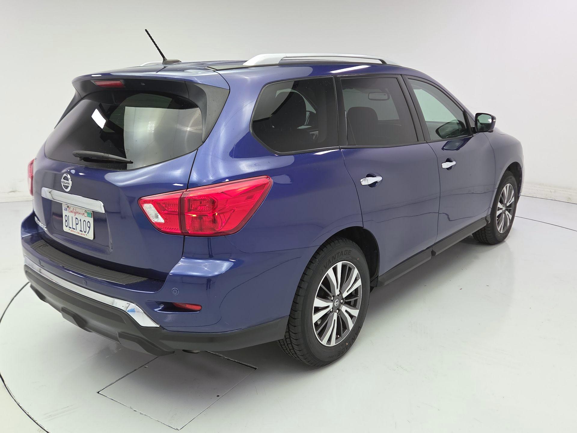 Thumbnail: 2017 Nissan Pathfinder - 5