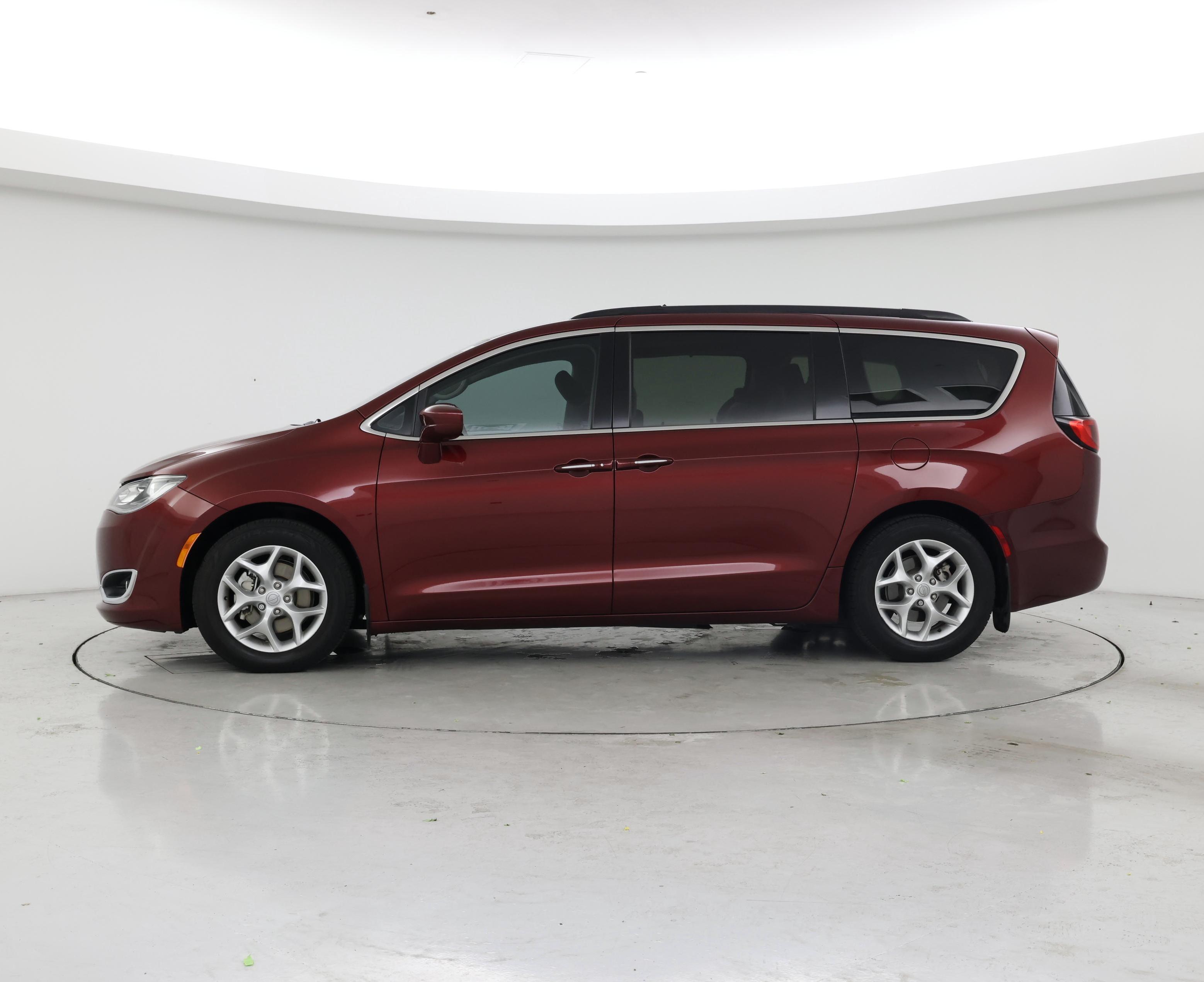 Thumbnail: 2019 Chrysler Pacifica - 3