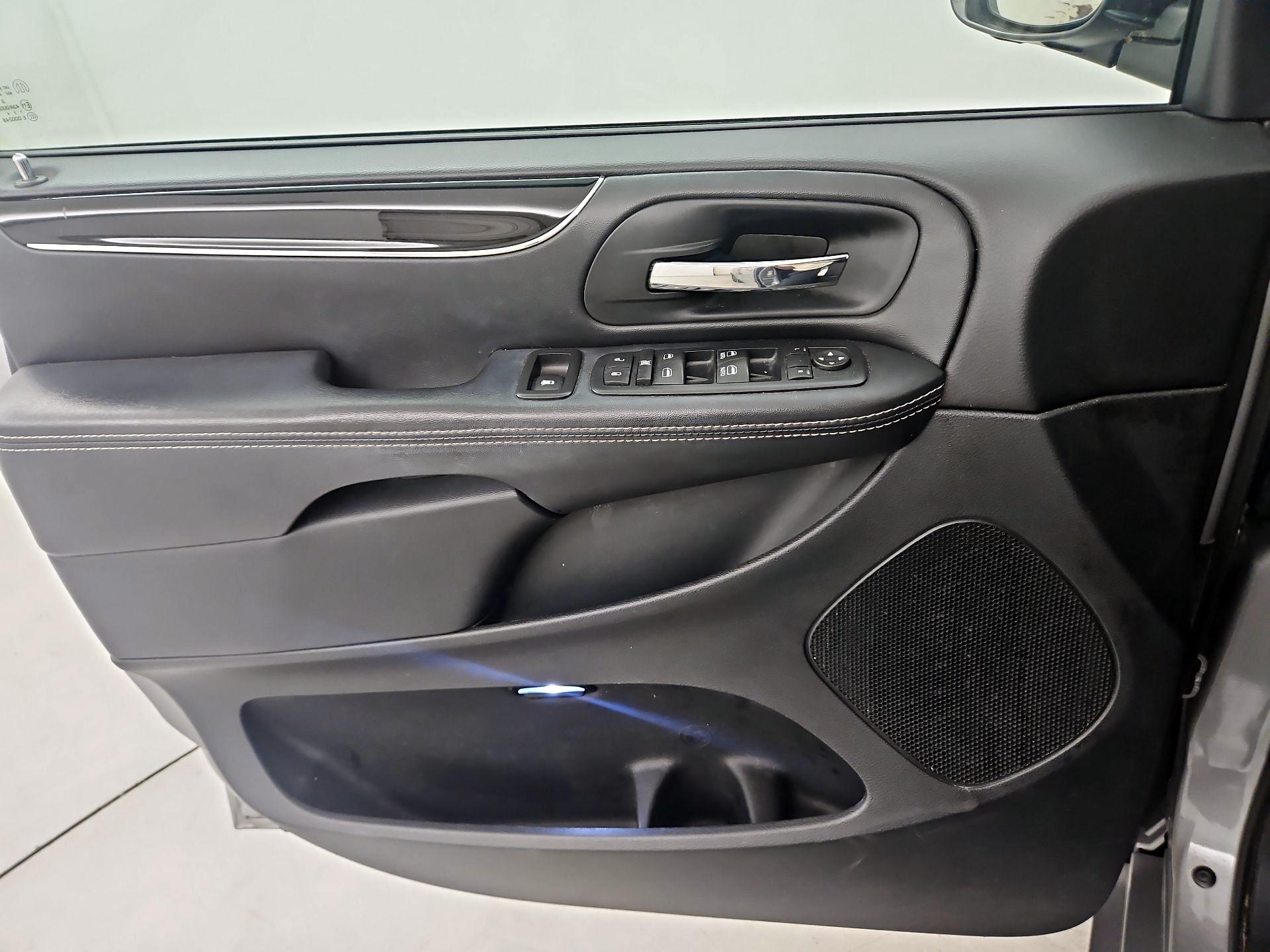 Thumbnail: 2016 Dodge Grand Caravan - 12