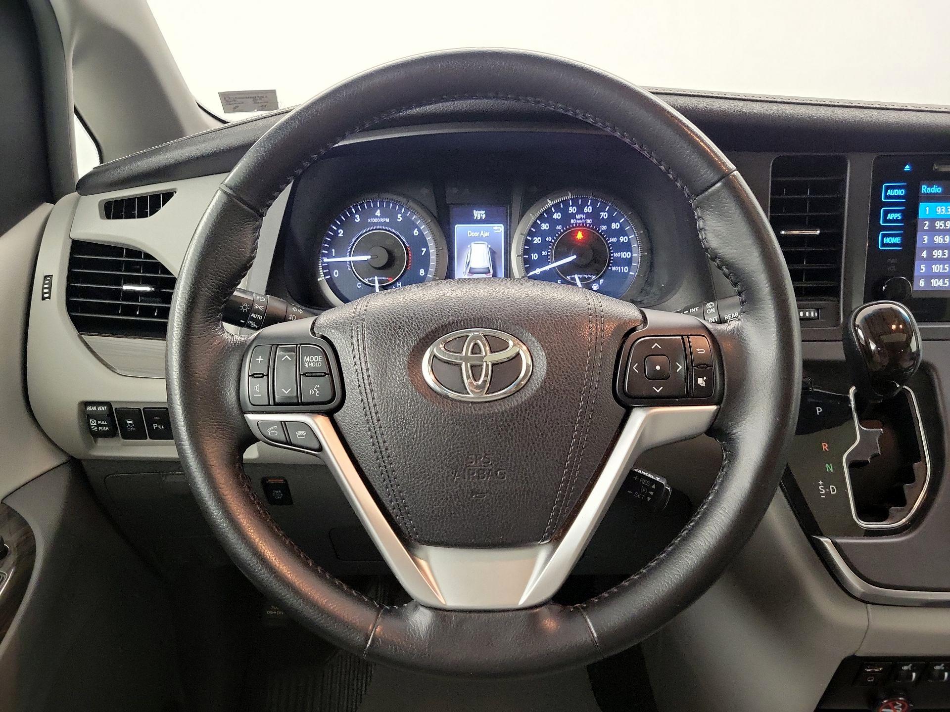 Thumbnail: 2015 Toyota Sienna - 10