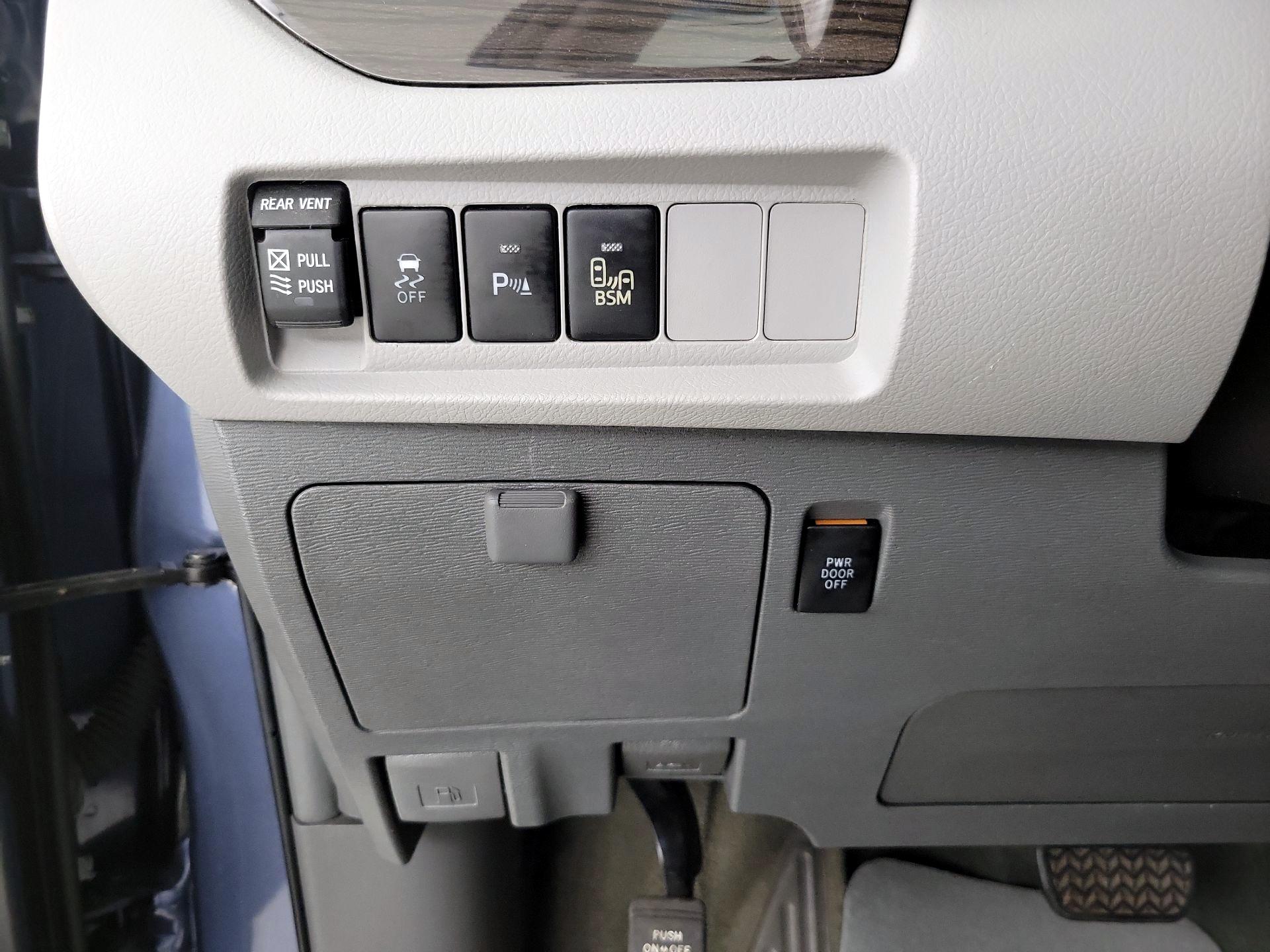 Thumbnail: 2015 Toyota Sienna - 13