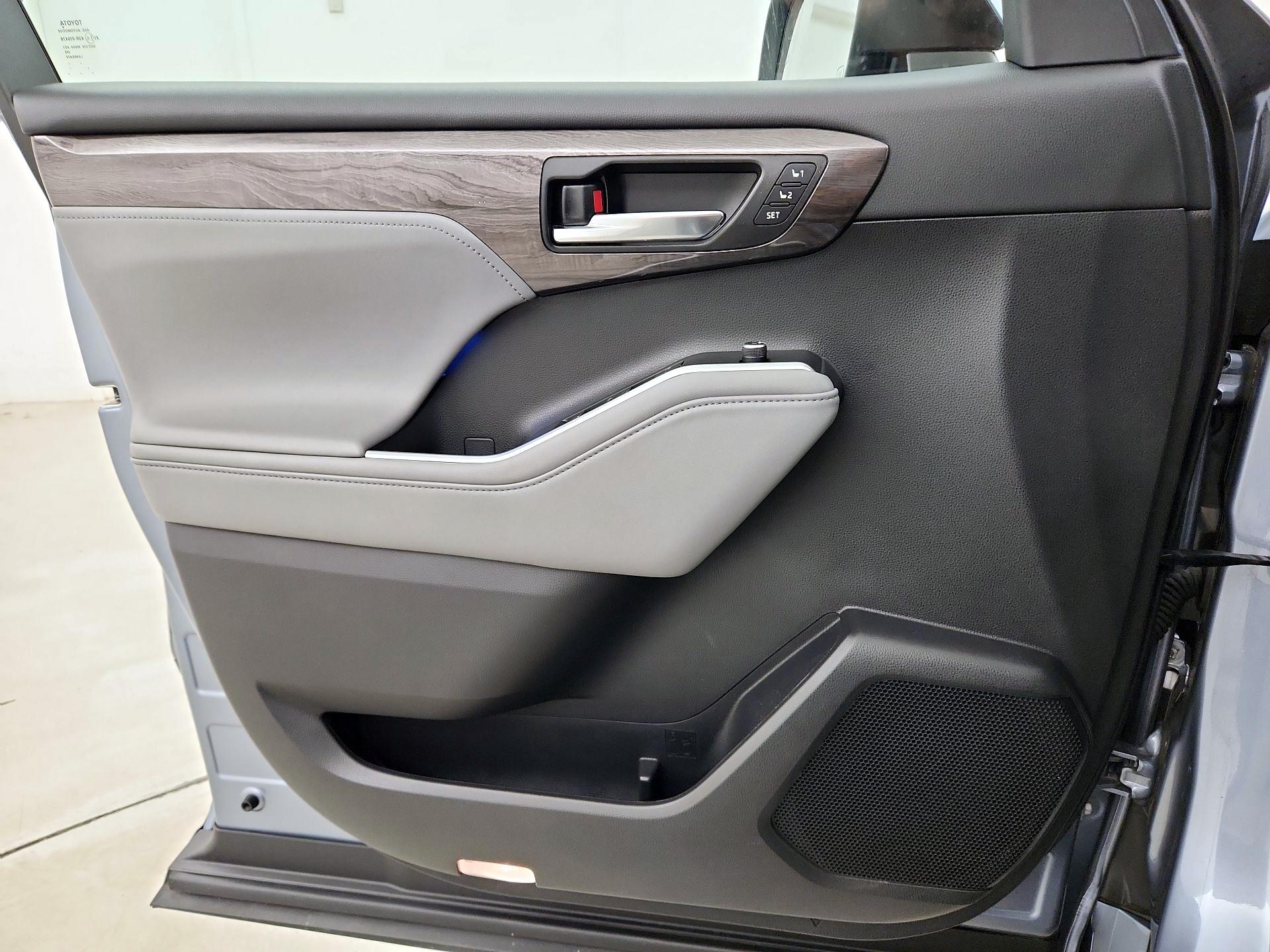 Thumbnail: 2021 Toyota Highlander - 12