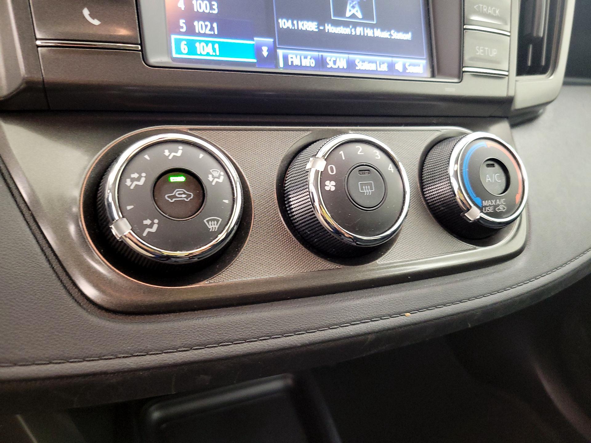 Thumbnail: 2015 Toyota RAV4 - 16