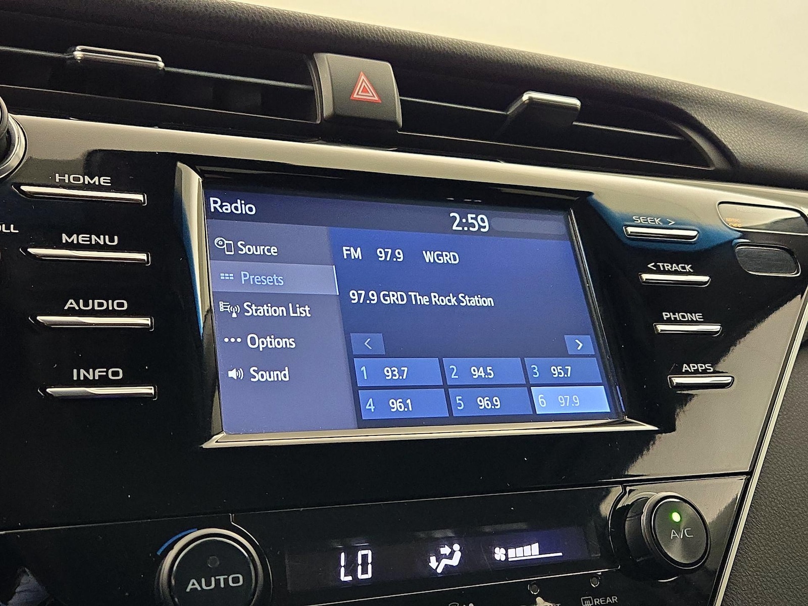 2018 Toyota Camry SE - Photo 16