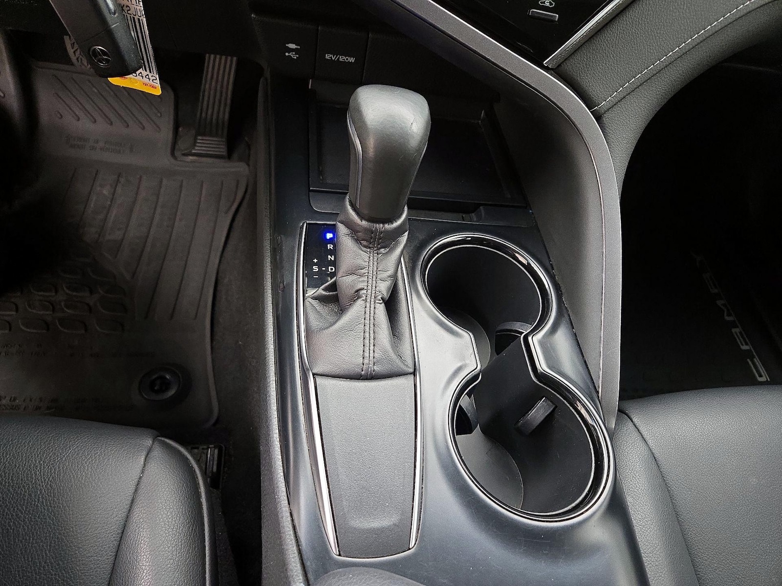 2018 Toyota Camry SE - Photo 18