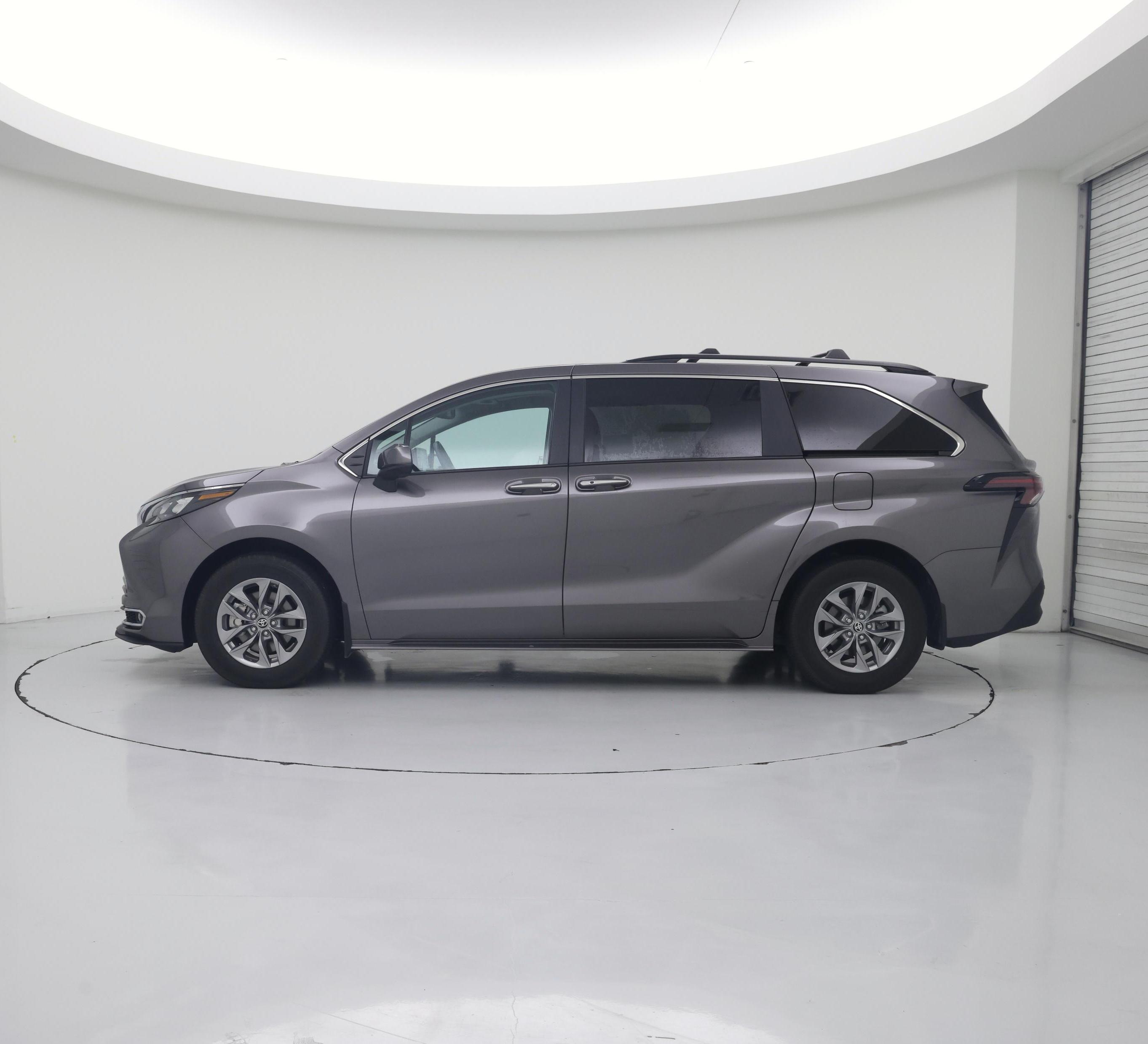 Thumbnail: 2024 Toyota Sienna - 3