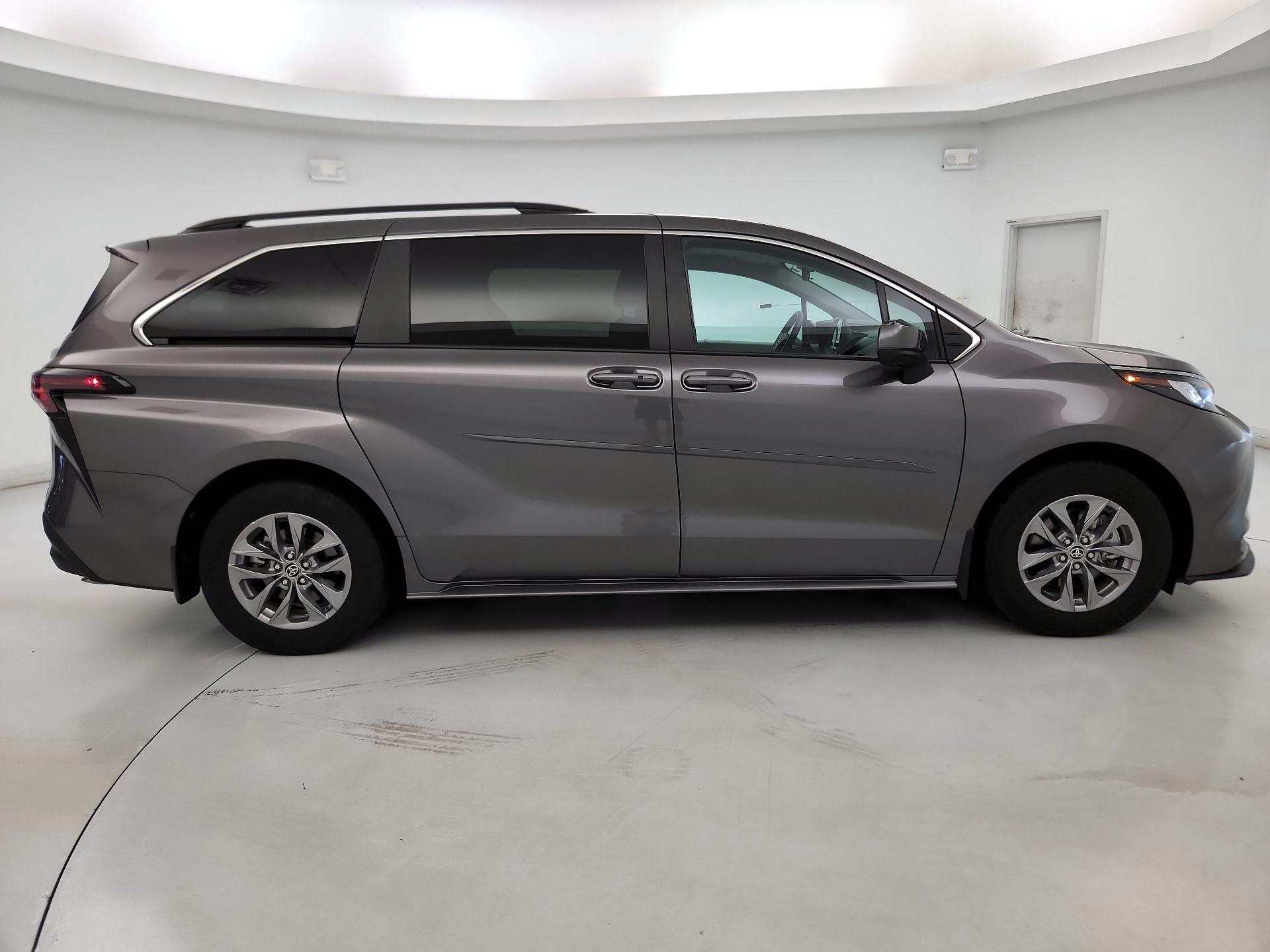 Thumbnail: 2023 Toyota Sienna - 4