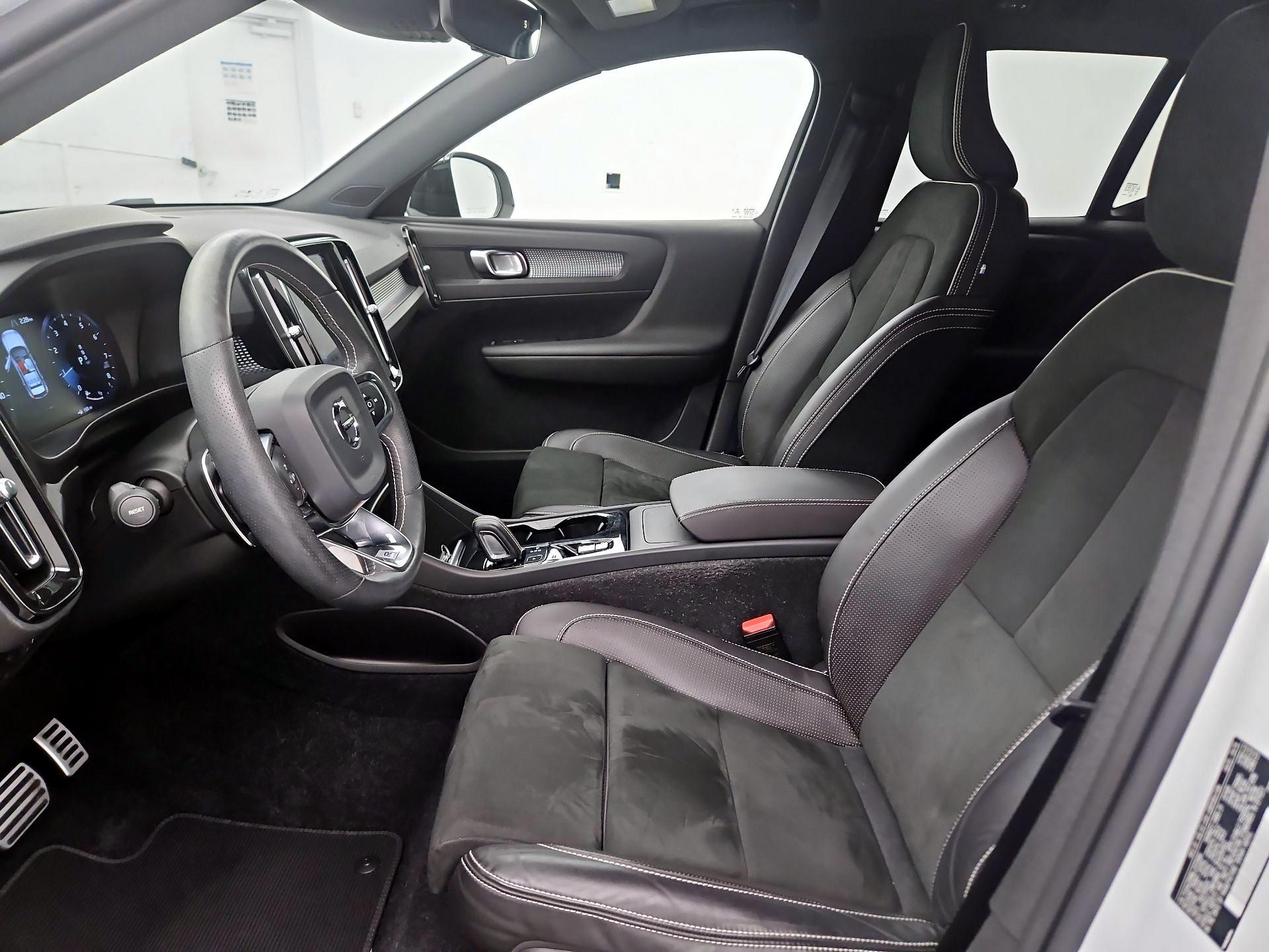 Thumbnail: 2020 Volvo XC40 - 9