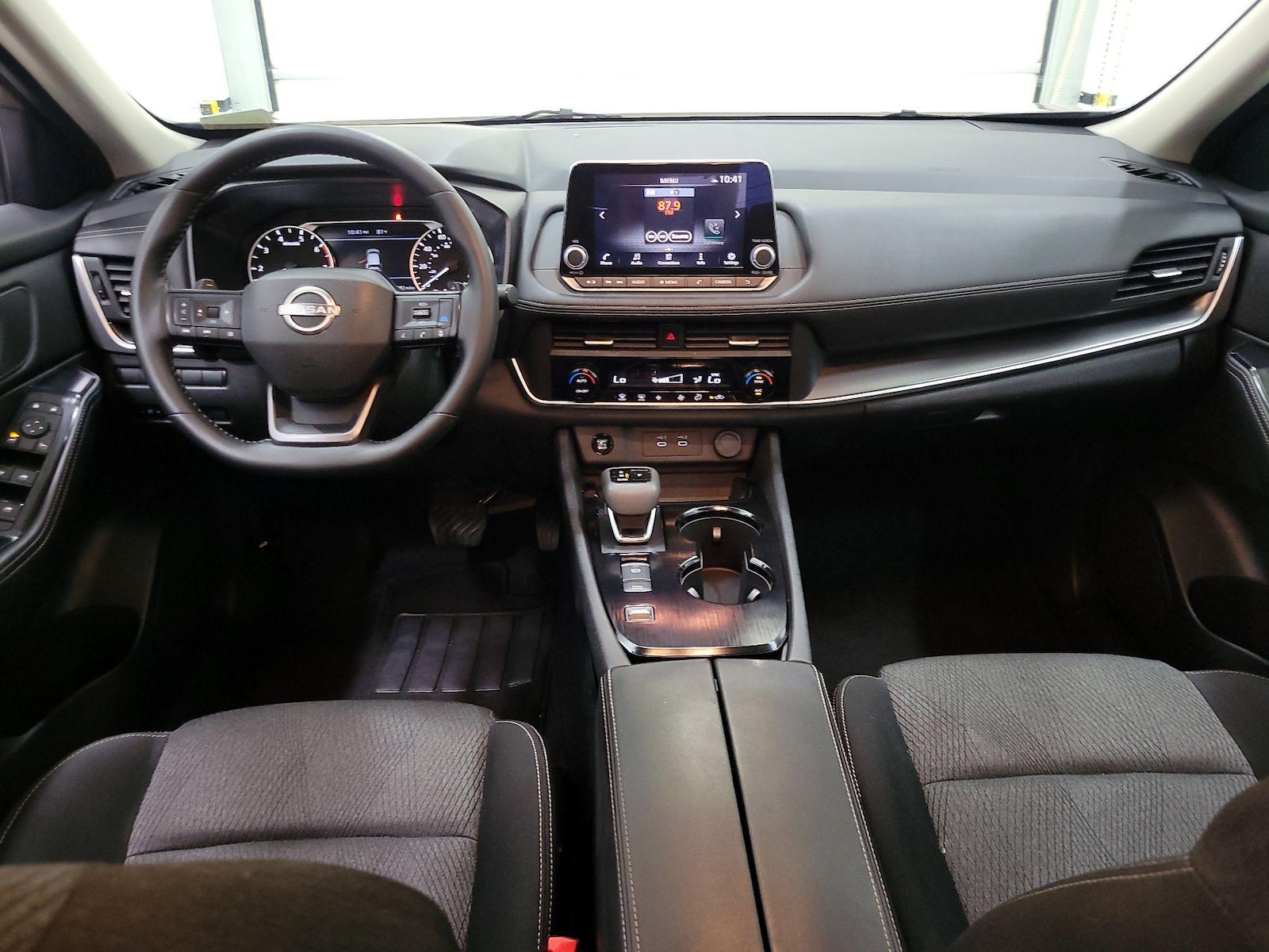 2025 Nissan Rogue SV - Photo 10