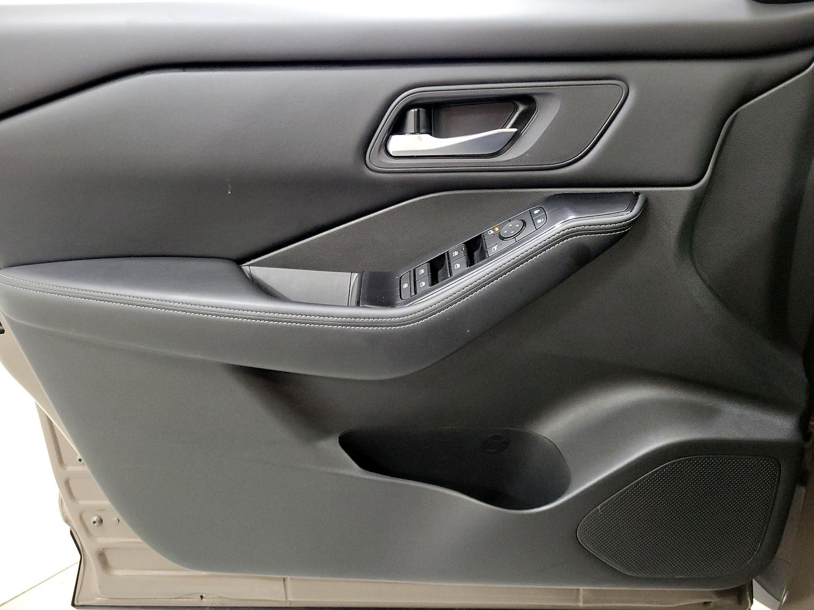 2025 Nissan Rogue SV - Photo 13