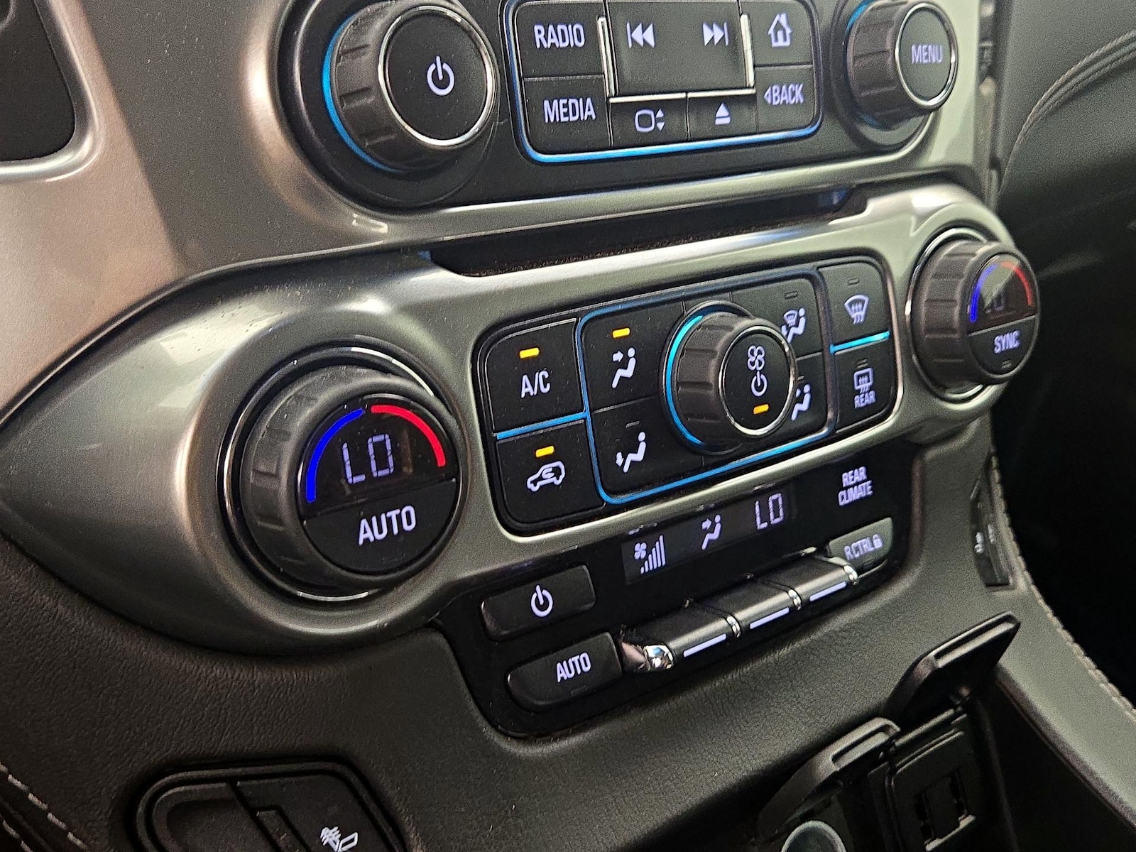 2019 Chevrolet Suburban LT - Photo 17