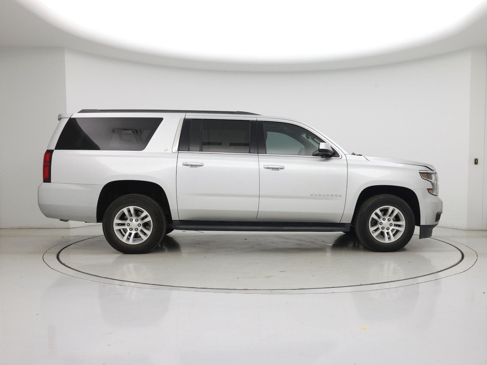 2019 Chevrolet Suburban LT - Photo 8
