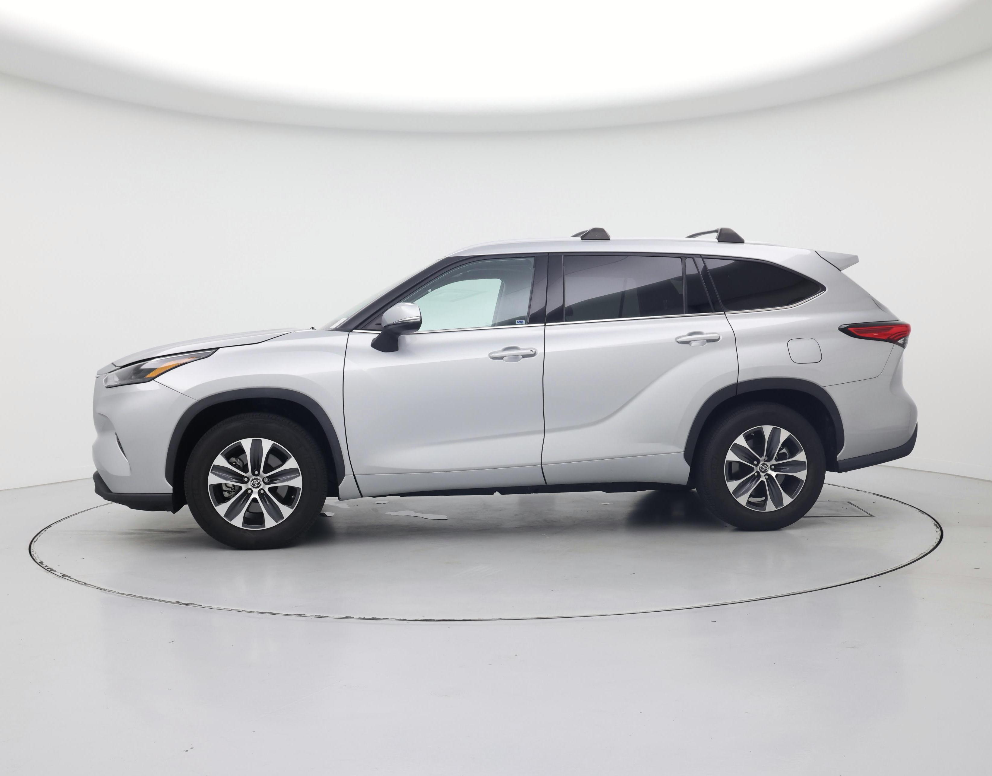 Thumbnail: 2022 Toyota Highlander - 3