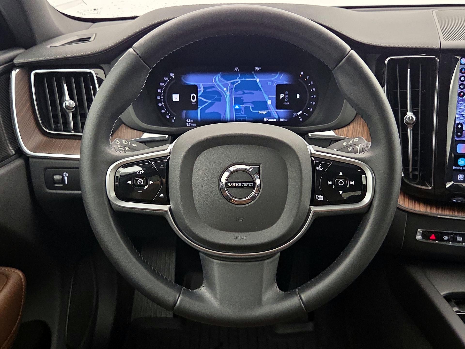 Thumbnail: 2022 Volvo XC60 - 10