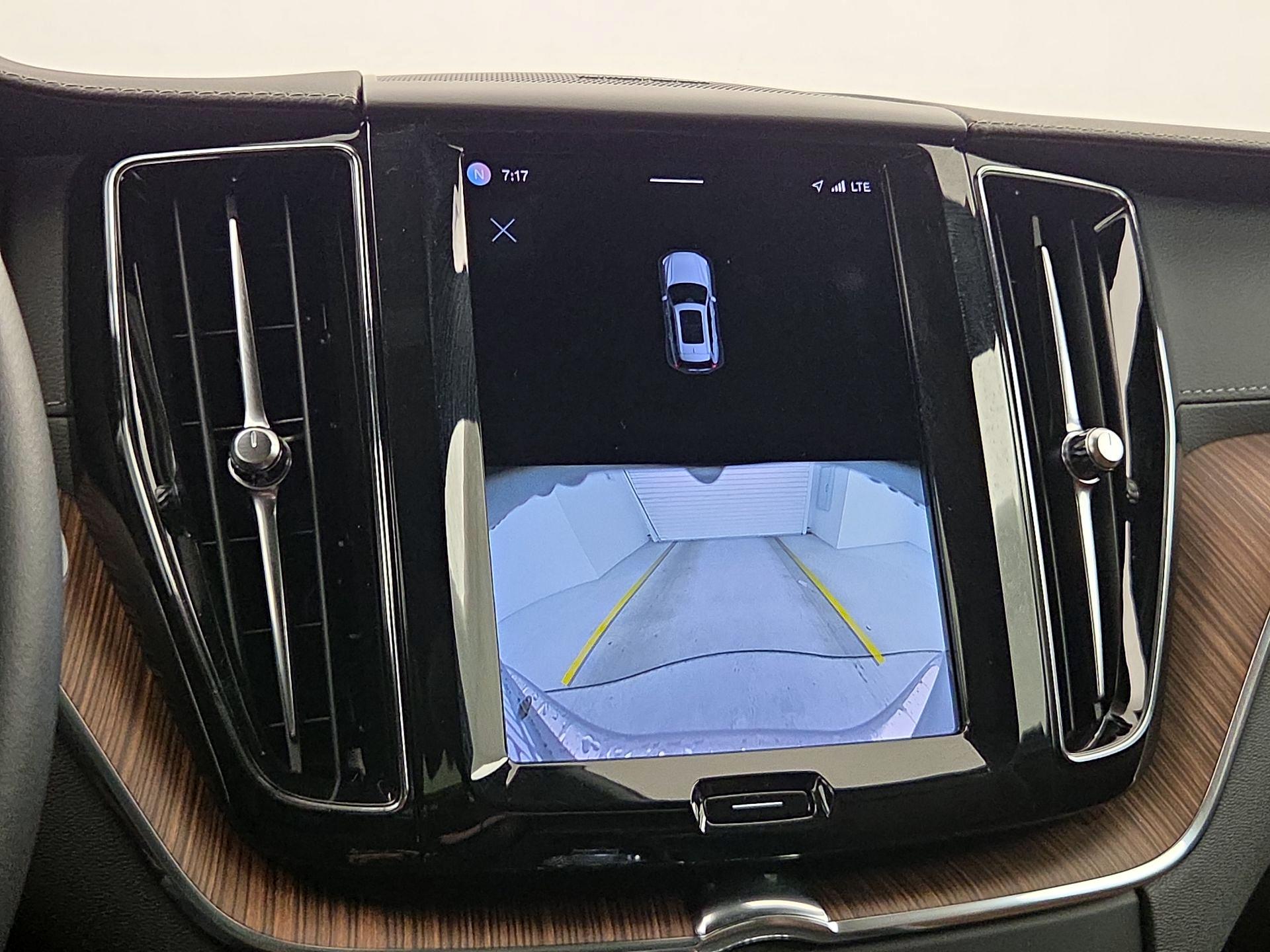 Thumbnail: 2022 Volvo XC60 - 15