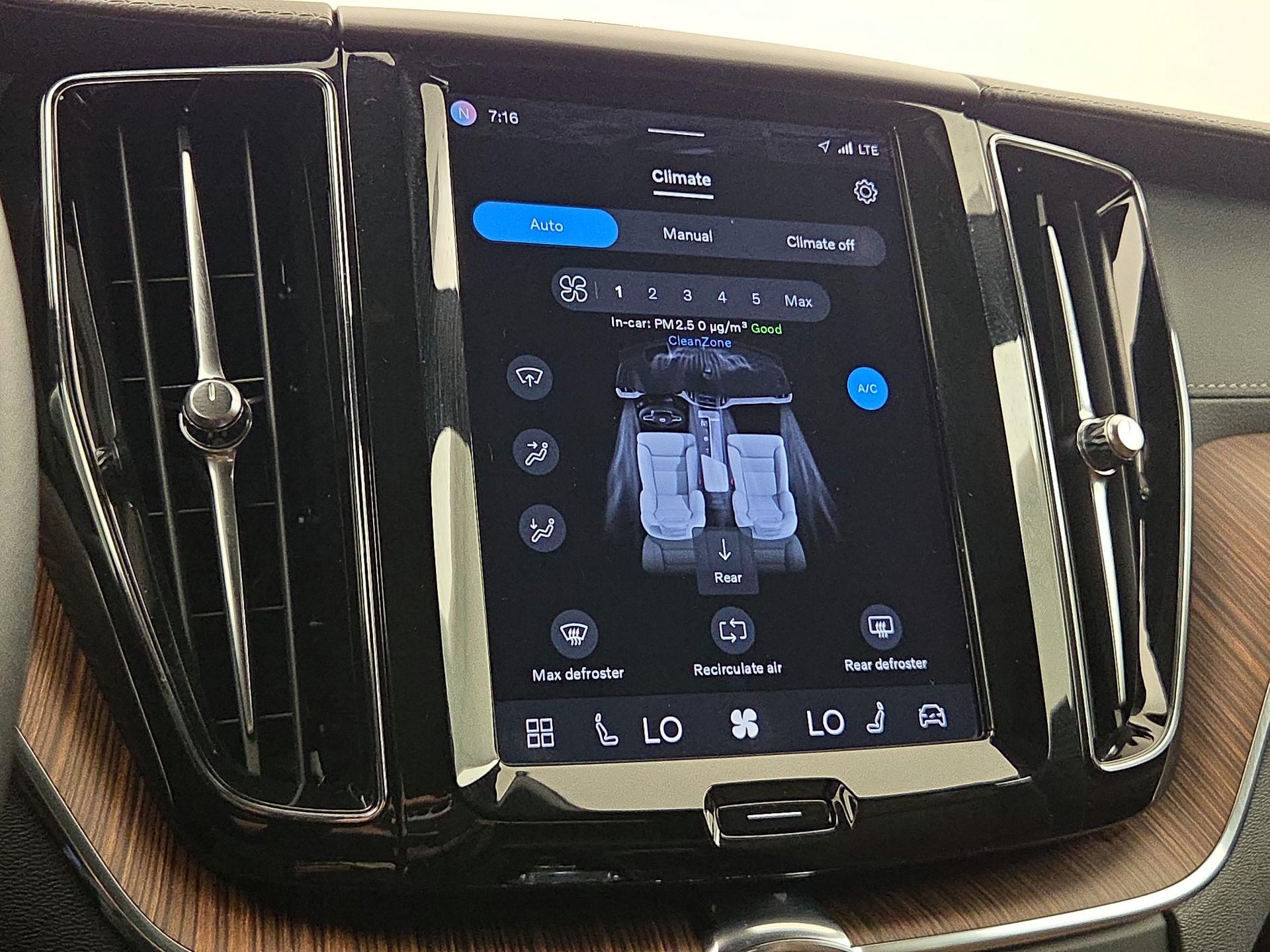Thumbnail: 2022 Volvo XC60 - 17