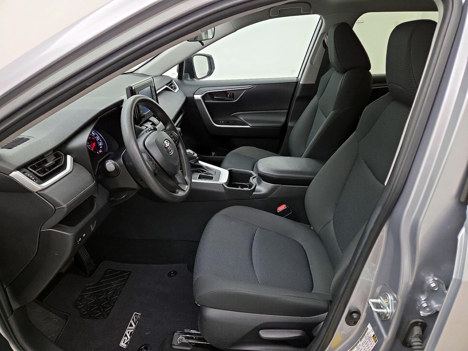 2022 Toyota RAV4 LE - Photo 12