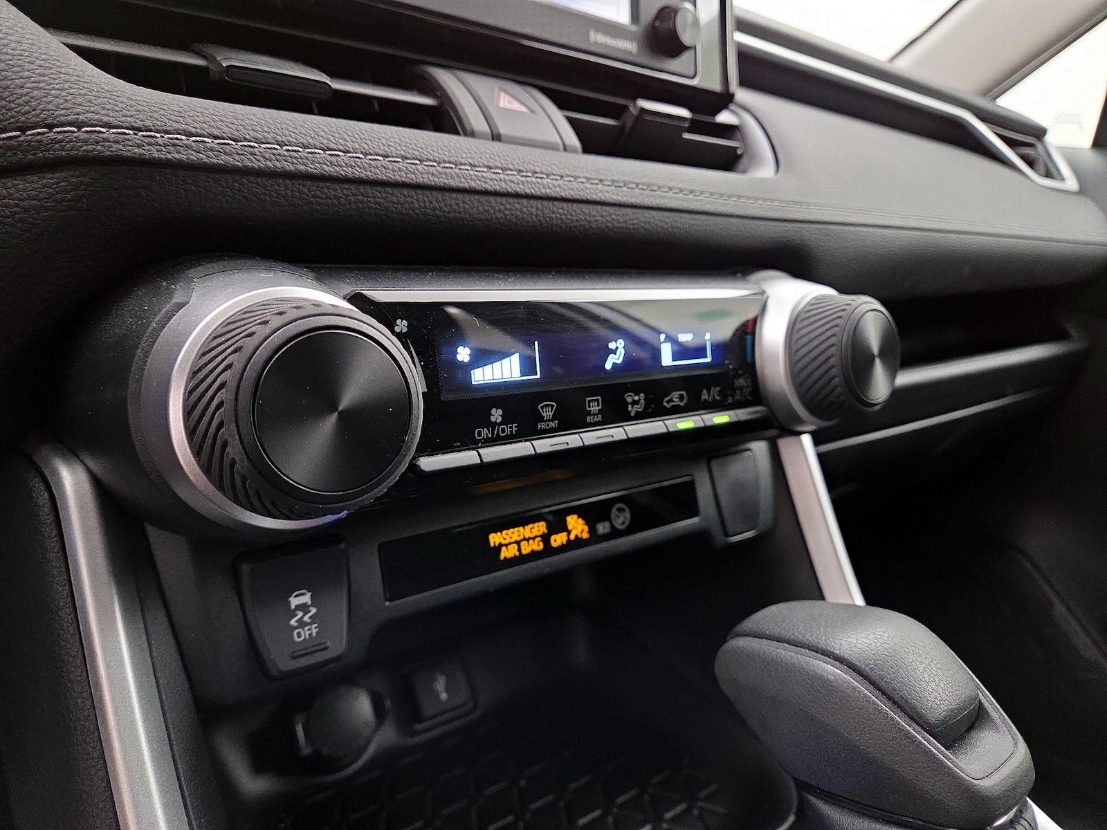 2022 Toyota RAV4 LE - Photo 16