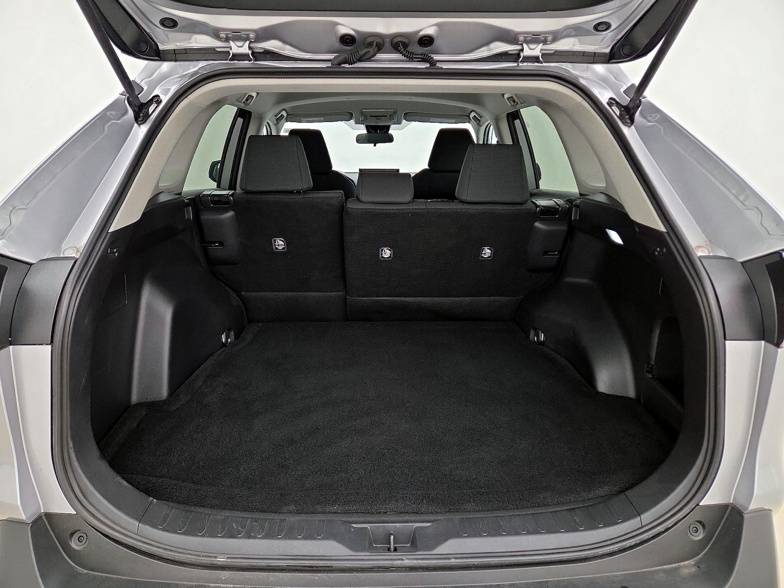 2022 Toyota RAV4 LE - Photo 20