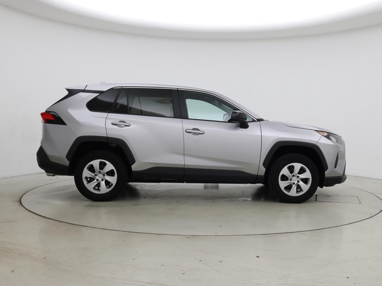 2022 Toyota RAV4 LE - Photo 8