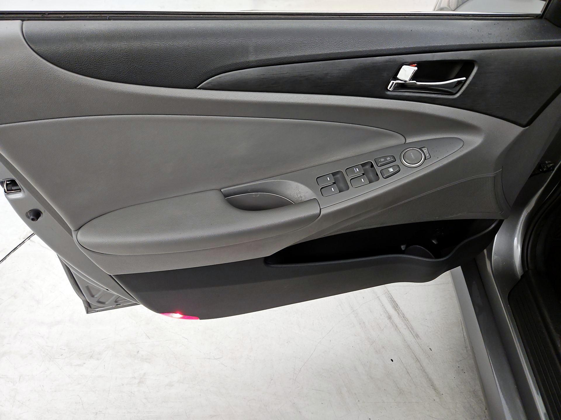Thumbnail: 2014 Hyundai Sonata - 12