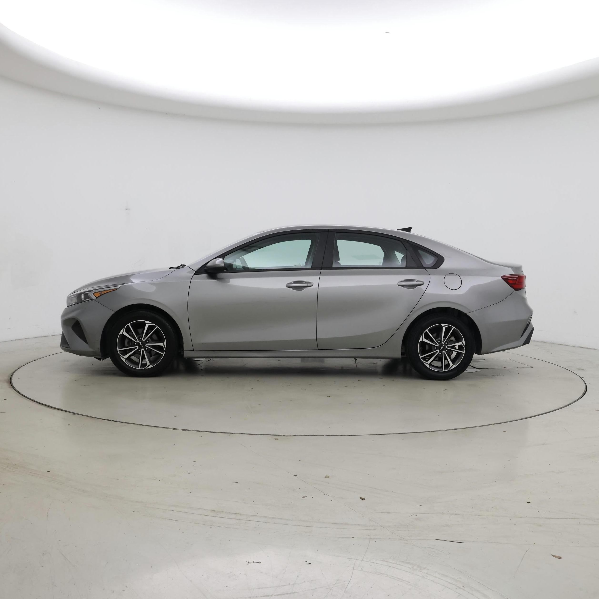 Thumbnail: 2022 Kia Forte - 3