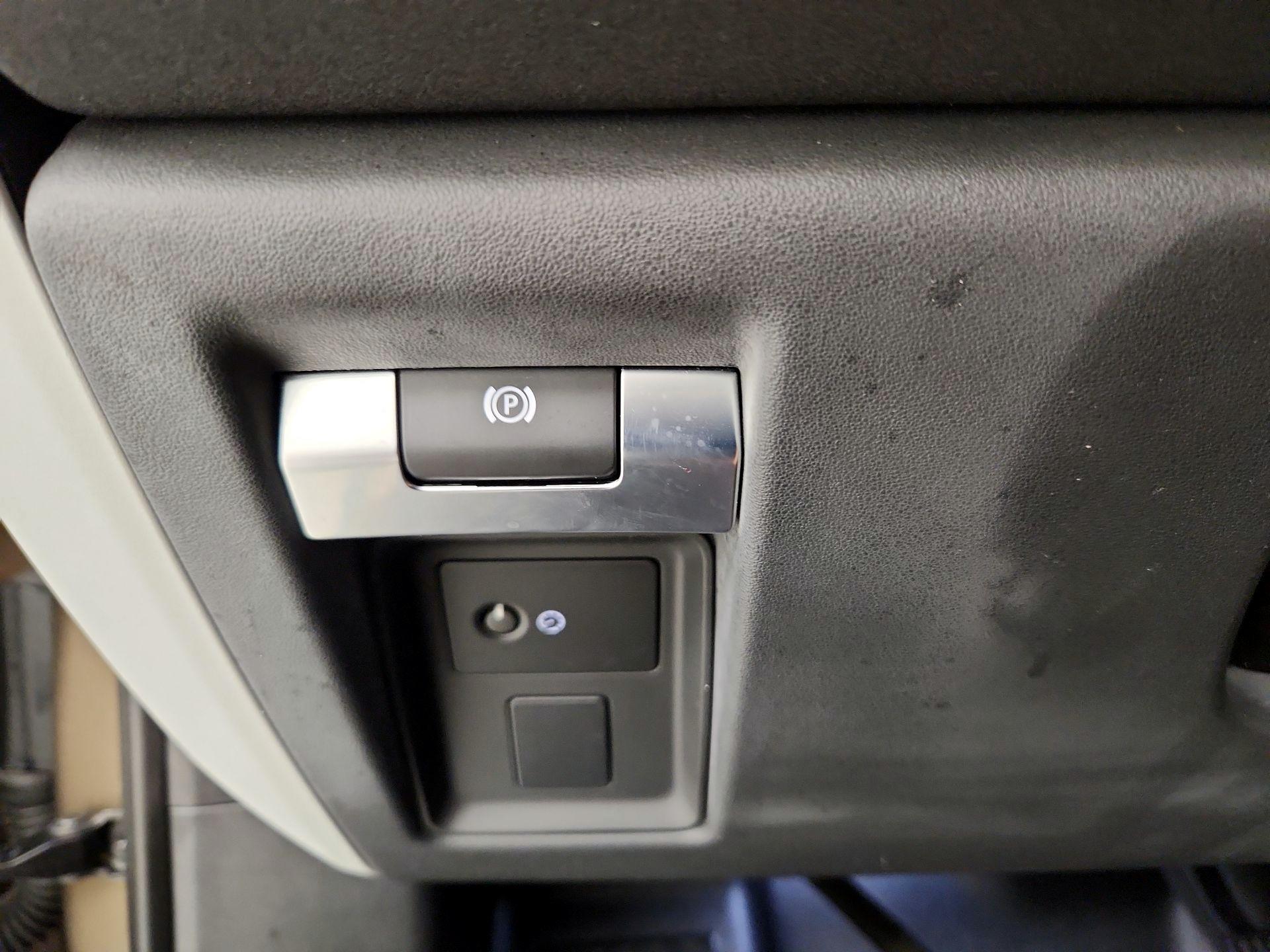 Thumbnail: 2021 Land Rover Defender - 13