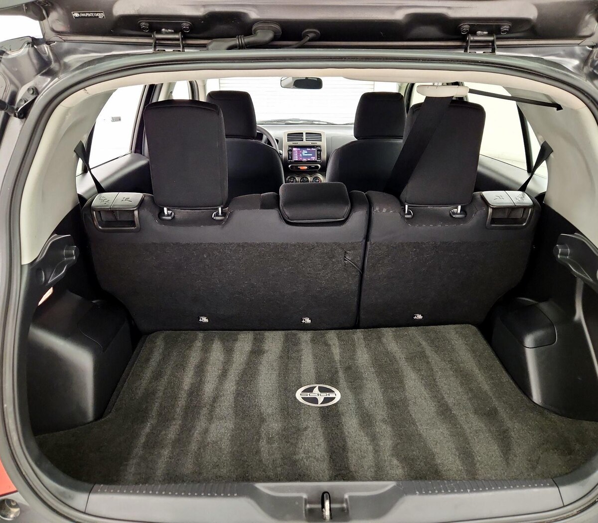 Trunk/Cargo (Seats Up)