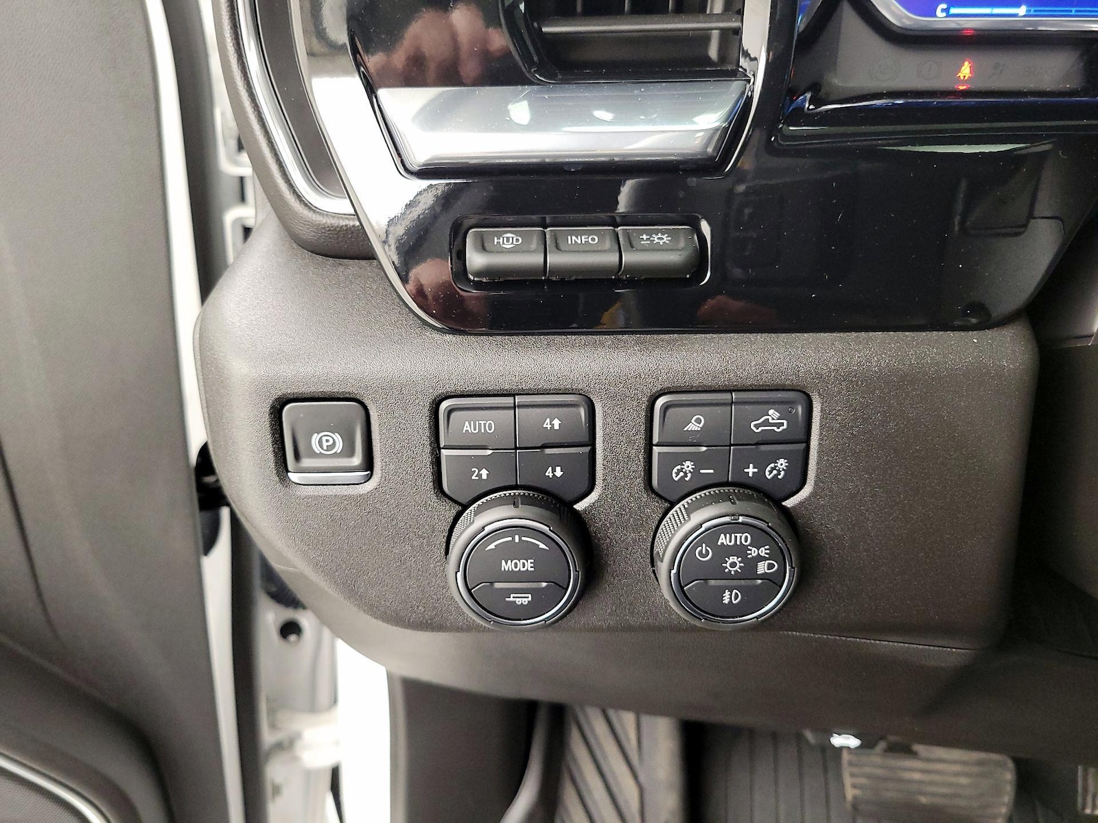 2025 Chevrolet Silverado 1500 LTZ - Photo 14