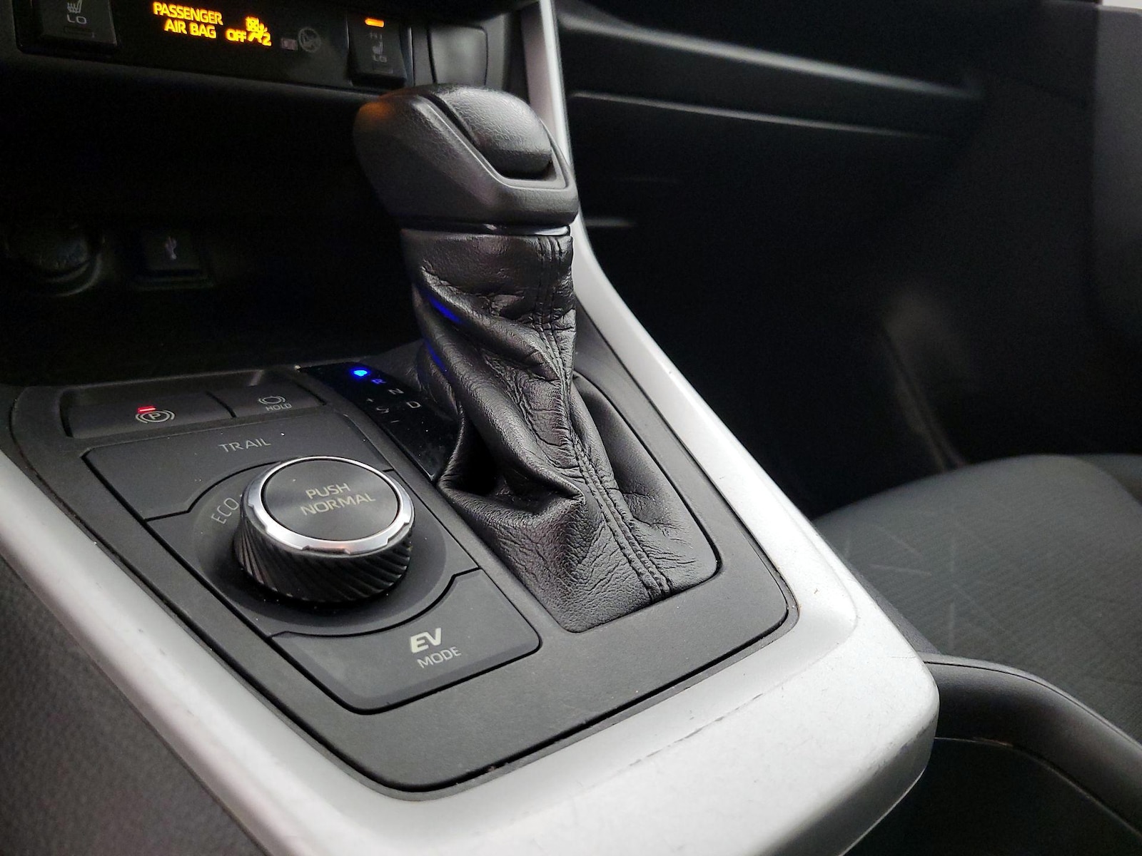 2021 Toyota RAV4 XLE - Photo 18