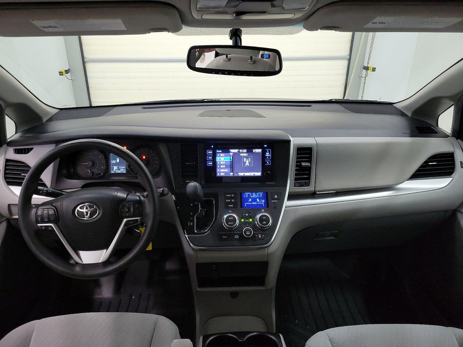 2017 Toyota Sienna LE - Photo 10