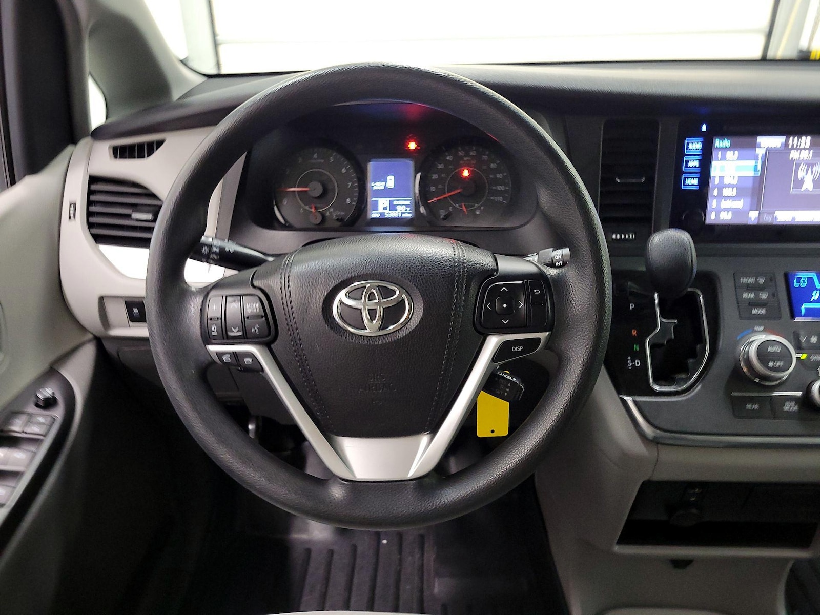 2017 Toyota Sienna LE - Photo 11