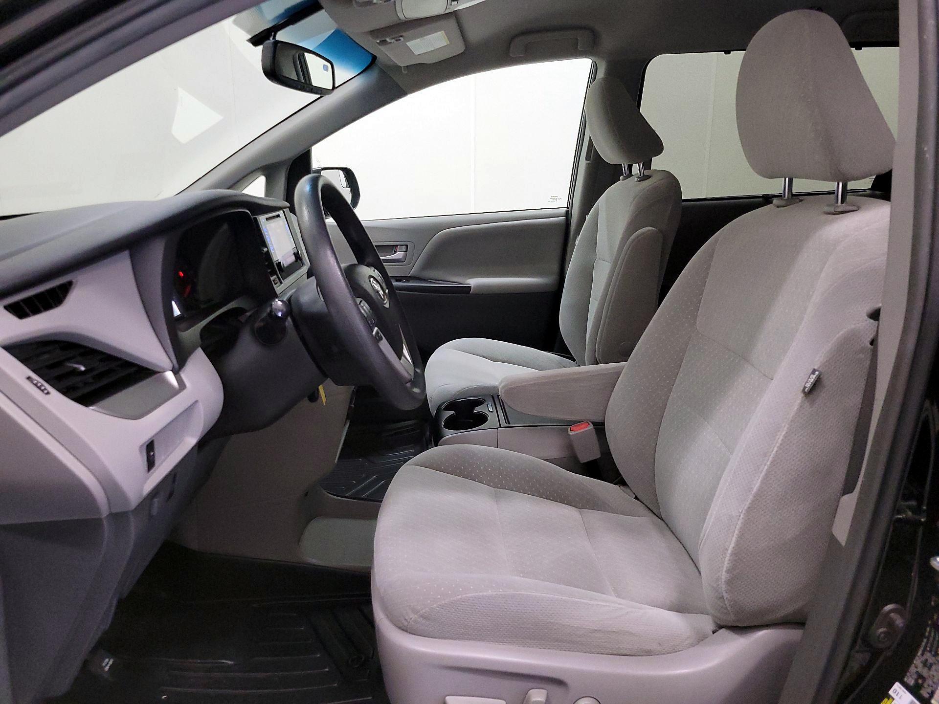 Thumbnail: 2017 Toyota Sienna - 11
